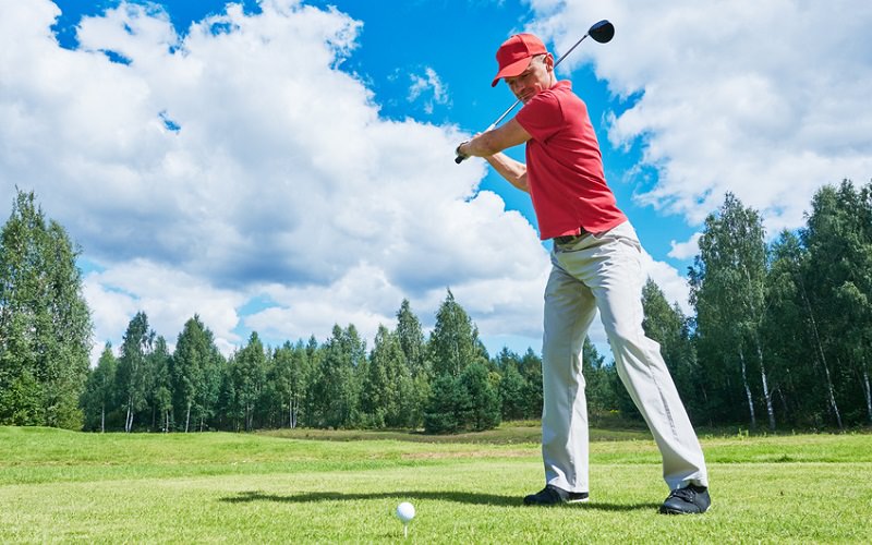 Quelle est la distance moyenne mesurée au drive des golfeurs amateurs sur le parcours ?