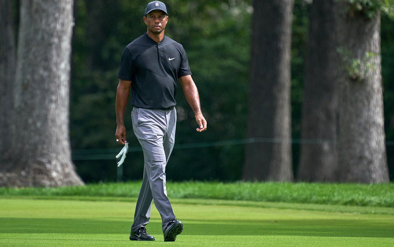 Tiger Woods en train de marcher sur un parcours de golf